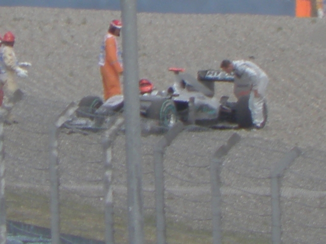 Шумахер се чуди какво е станало с колата.